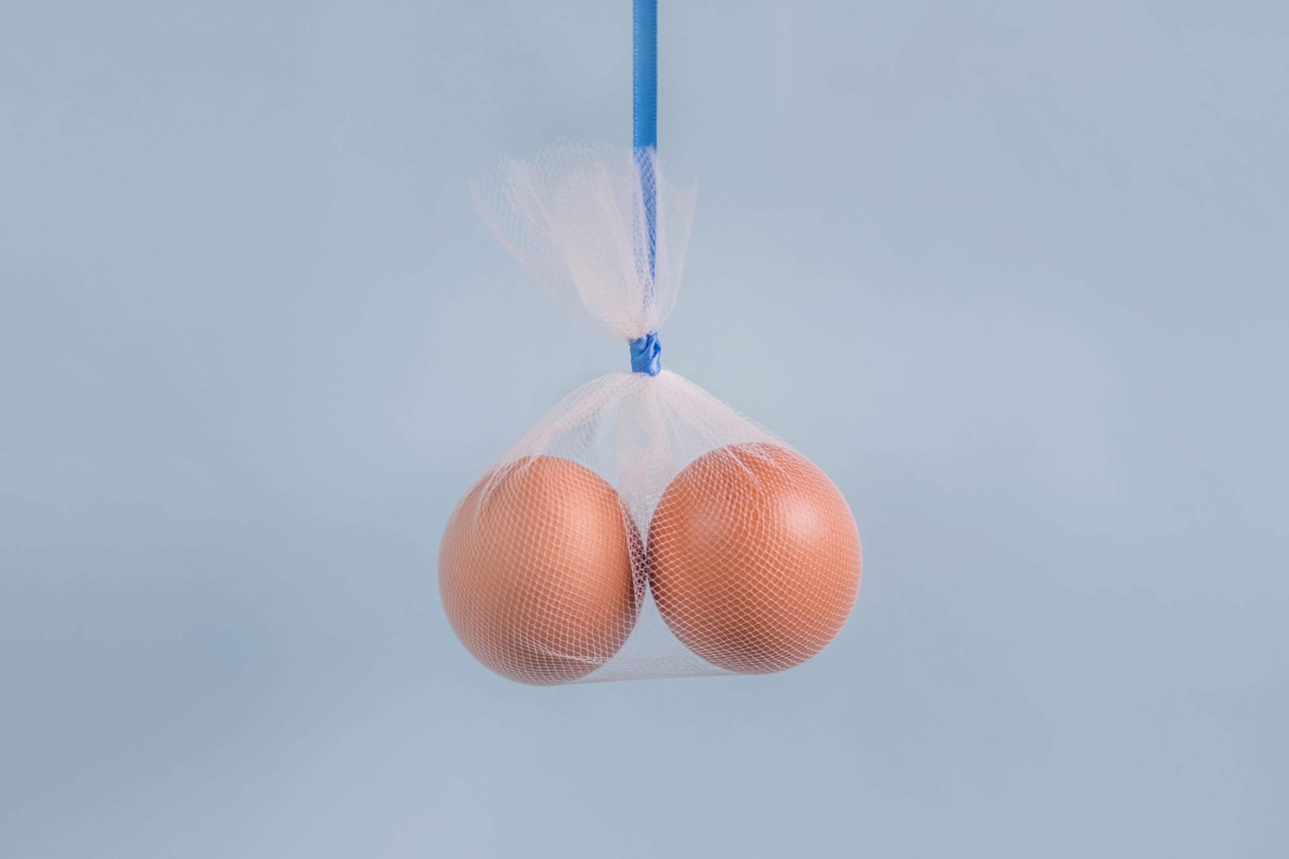 Vasektomie Konzept zwei Eier in einem Tüllbeutel mit Band
