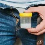 Mann mit Behälter als privater Samenspender zum Thema privaten Samenspende