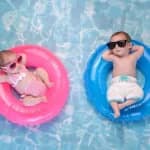 Zwei Monate alte Baby Zwillinge Bruder und Schwester auf rosa und blauen Bojen illustrieren Geschlecht Baby beeinflussen Methoden