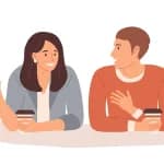 Elternpaar im freundlichen Gespräch bei Kaffee zeigt erfolgreiche Co-Parenting Kommunikation zwischen getrennten Eltern