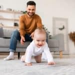 Erstes Jahr Baby glücklicher Vater spielt mit Baby und zeigt Bindung und Entwicklung im ersten Lebensjahr
