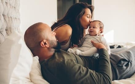 Leben mit Baby zeigt Alltagssituation einer Mutter mit ihrem Säugling zu Hause