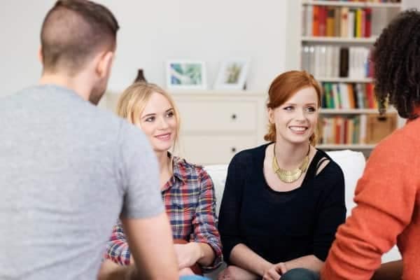 Paar im Gespräch mit Freunden zum Thema Samenspender suchen