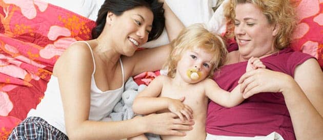Homosexuelle Elternschaft glückliches gleichgeschlechtliches Paar mit Kind zeigt Liebe und familiären Zusammenhalt