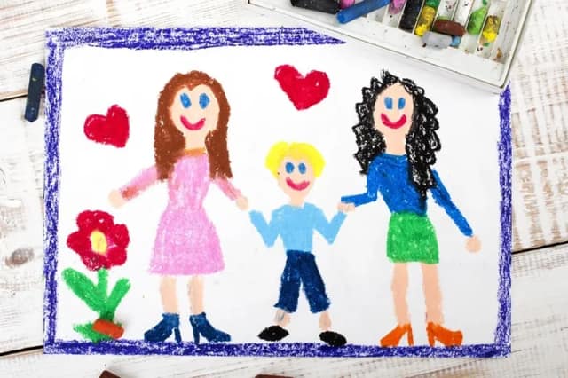 Kinderwunsch schwul lesbisch Kinderzeichnung einer Familie mit zwei Müttern und einem Kind mit Herzen