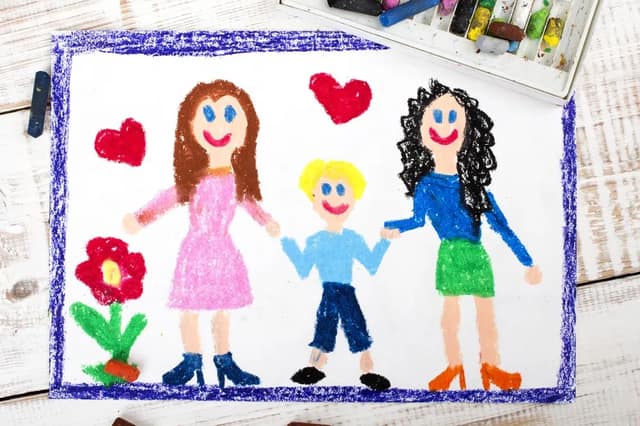 Kinderwunsch schwul lesbisch Kinderzeichnung einer Familie mit zwei Müttern und einem Kind mit Herzen