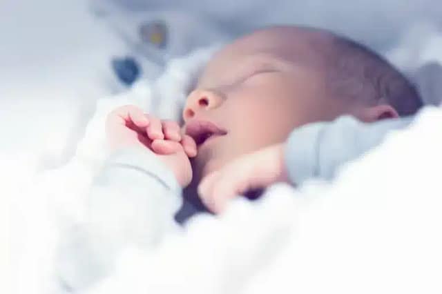 Ein Monat altes Baby schläft friedlich und symbolisiert die Überlegungen zu Kind leisten Kosten für junge Eltern