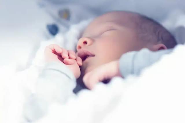 Ein Monat altes Baby schläft friedlich und symbolisiert die Überlegungen zu Kind leisten Kosten für junge Eltern