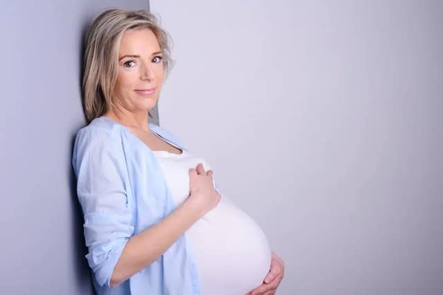 schwangere 40-jährige Frau