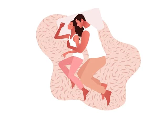 Sex während IVF Paar liegt intim zusammen im Bett während einer Kinderwunschbehandlung