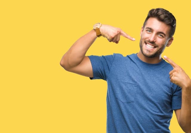 Samenspende Vorteile junger Mann deutet auf seinen Mund und symbolisiert Fruchtbarkeit und Spenderoptionen