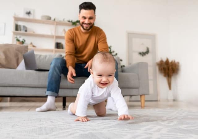 Erstes Jahr Baby glücklicher Vater spielt mit Baby und zeigt Bindung und Entwicklung im ersten Lebensjahr