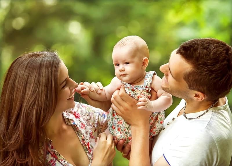 Eltern mit ihrem Baby im Park zum Thema Die Co-Elternschaft