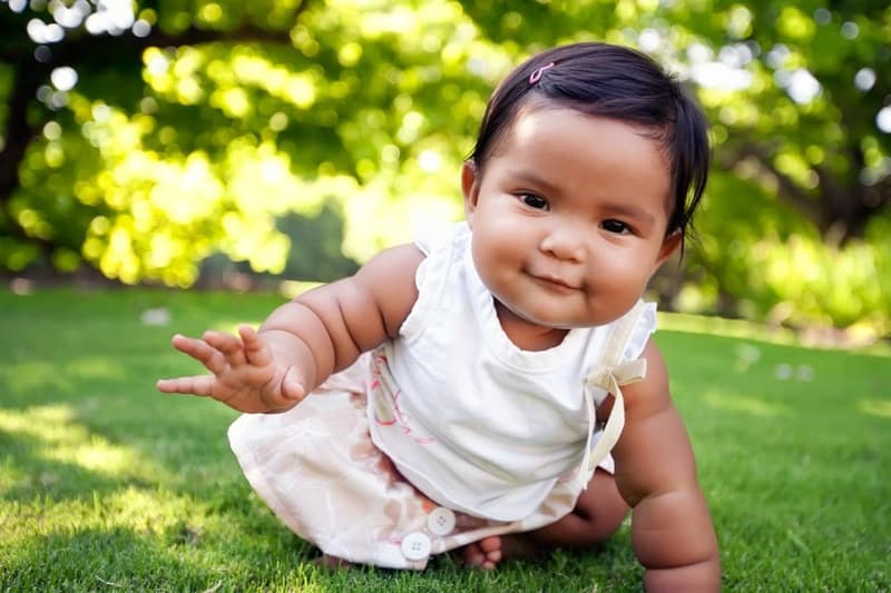 Süßes baby mädchen lächeln