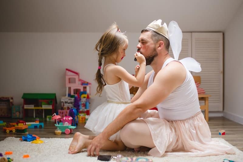 kleine tochter vater viel spass anziehen