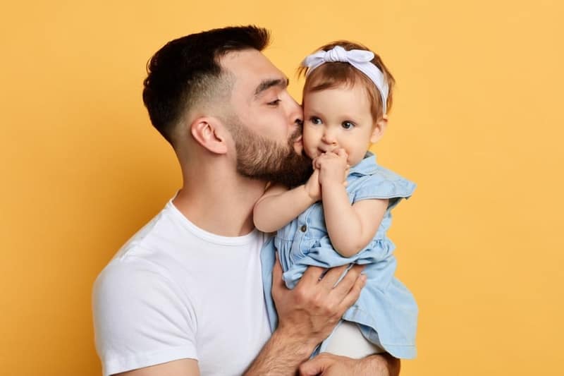 Coparent Mann küsst seine kleine Tochter — Co-Elternschaft finden auf Co-Eltern.de