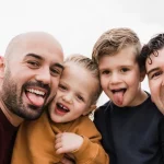 Regenbogenfamilie Kindern und zwei Vätern beim gemeinsamen Moment