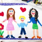 Kinderwunsch schwul lesbisch Kinderzeichnung einer Familie mit zwei Müttern und einem Kind mit Herzen