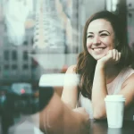 Erstes Treffen Co-Parent Gespräch zwischen Mann und Frau bei einem ersten Kennenlernen im Café