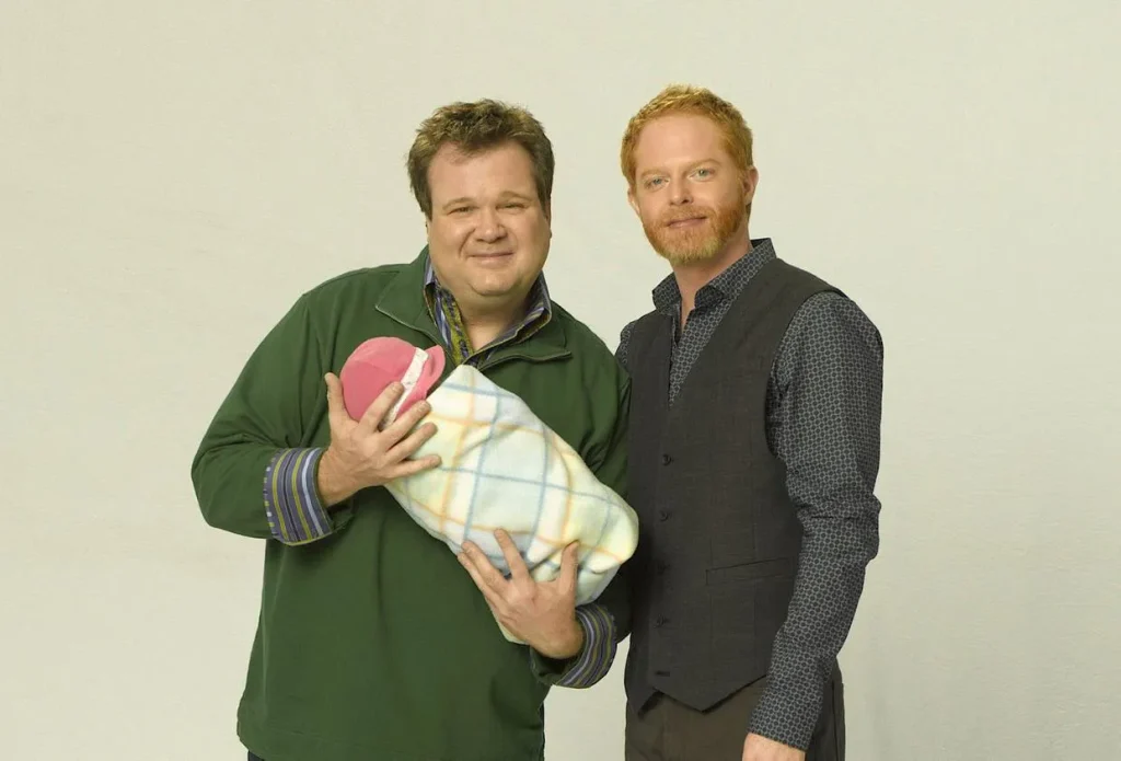 Zwei Männer mit Baby aus TV-Serie illustrieren LGBT Eltern TV Darstellung in Modern Family