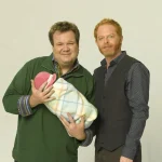 Zwei Männer mit Baby aus TV-Serie illustrieren LGBT Eltern TV Darstellung in Modern Family