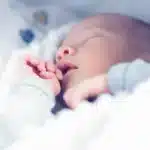 Ein Monat altes Baby schläft friedlich und symbolisiert die Überlegungen zu Kind leisten Kosten für junge Eltern